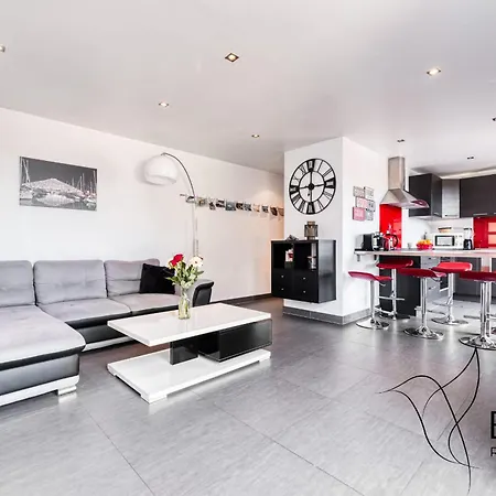 Ideal Two-room With A Large Terrace And Parking 卢贝新城